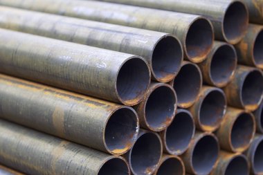 Yuvarlak metal ürünlerin depodaki paketleri bölümünde metal profil boru