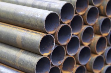Yuvarlak metal ürünlerin depodaki paketleri bölümünde metal profil boru