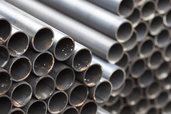 Yuvarlak metal ürünlerin depodaki paketleri bölümünde metal profil boru