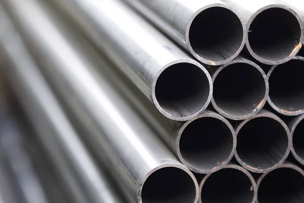 Yuvarlak metal ürünlerin depodaki paketleri bölümünde metal profil boru