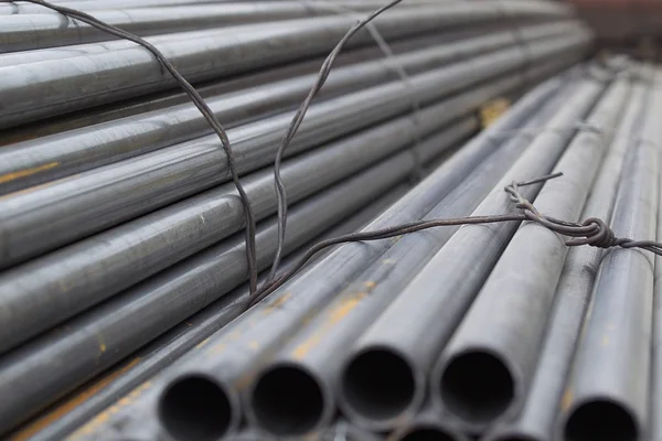 Yuvarlak metal ürünlerin depodaki paketleri bölümünde metal profil boru