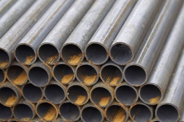 Yuvarlak metal ürünlerin depodaki paketleri bölümünde metal profil boru