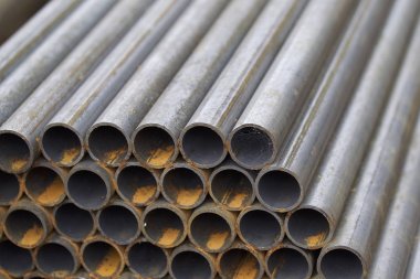 Yuvarlak metal ürünlerin depodaki paketleri bölümünde metal profil boru