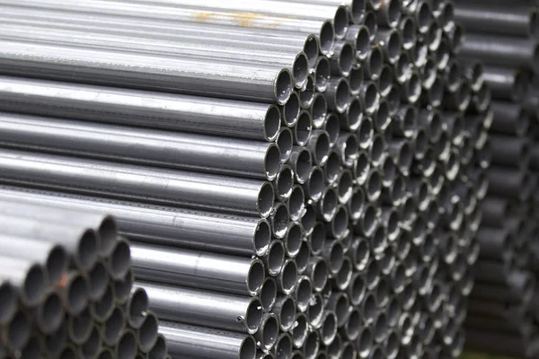 Yuvarlak metal ürünlerin depodaki paketleri bölümünde metal profil boru