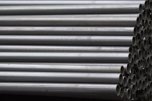 Yuvarlak metal ürünlerin depodaki paketleri bölümünde metal profil boru