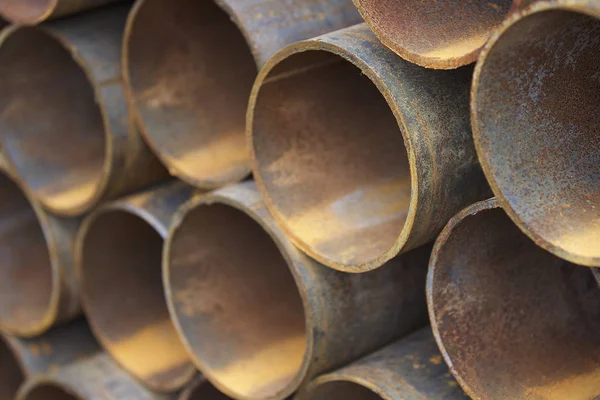 Yuvarlak metal ürünlerin depodaki paketleri bölümünde metal profil boru