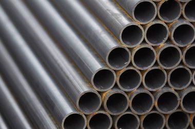 Yuvarlak metal ürünlerin depodaki paketleri bölümünde metal profil boru