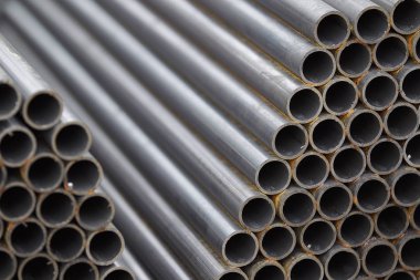 Yuvarlak metal ürünlerin depodaki paketleri bölümünde metal profil boru