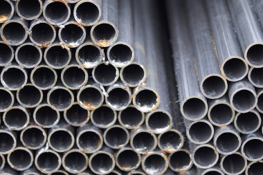 Yuvarlak metal ürünlerin depodaki paketleri bölümünde metal profil boru
