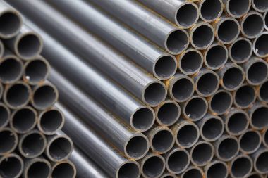 Yuvarlak metal ürünlerin depodaki paketleri bölümünde metal profil boru