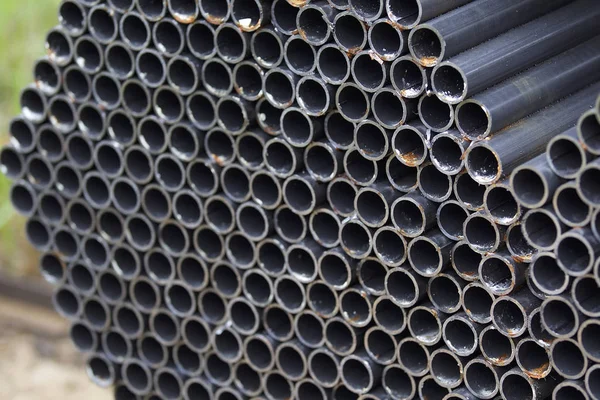 Tuyau profilé en métal de section ronde en paquets à l'entrepôt de produits métalliques — Photo
