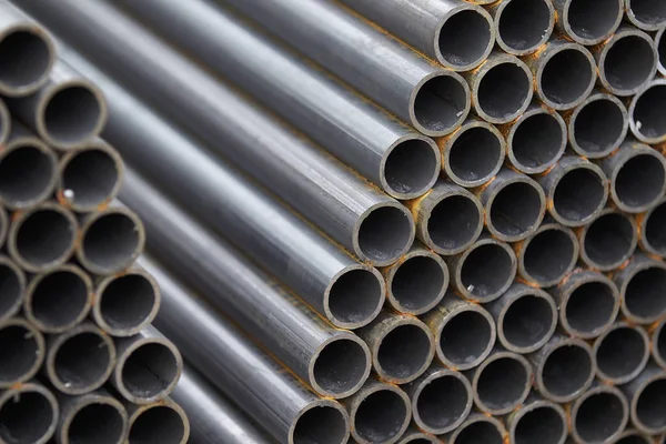 Yuvarlak metal ürünlerin depodaki paketleri bölümünde metal profil boru