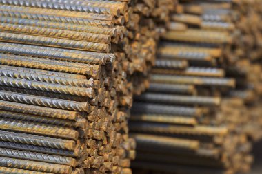 Paketlerine periyodik bir profille takviye çubukları Rusya metal ürünler depoda saklanır