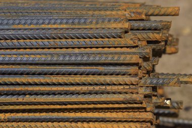 Takviye çubukları paketlerine periyodik bir profille metal ürünler depoda saklanır