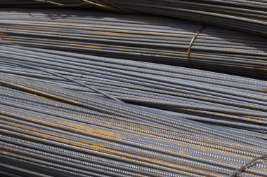 Takviye çubukları paketlerine periyodik bir profille metal ürünler depoda saklanır