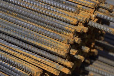 Paketlerine periyodik bir profille takviye çubukları Rusya metal ürünler depoda saklanır