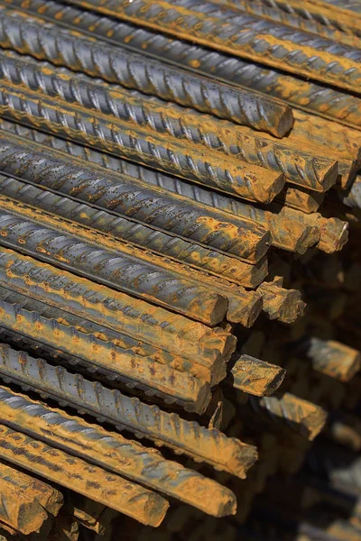 Paketlerine periyodik bir profille takviye çubukları Rusya metal ürünler depoda saklanır