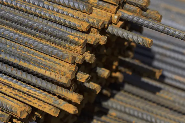 Paketlerine periyodik bir profille takviye çubukları Rusya metal ürünler depoda saklanır