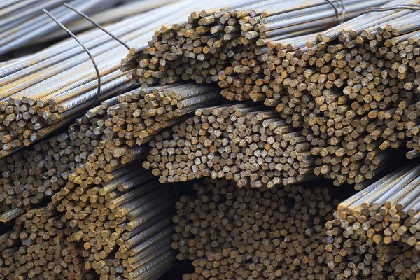 Paketlerine periyodik bir profille takviye çubukları Rusya metal ürünler depoda saklanır