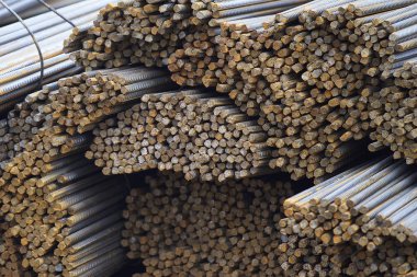 Takviye çubukları paketlerine periyodik bir profille metal ürünler depoda saklanır