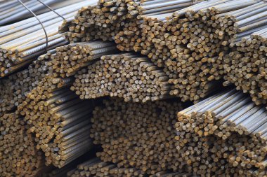 Takviye çubukları paketlerine periyodik bir profille metal ürünler depoda saklanır