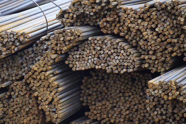 Paketlerine periyodik bir profille takviye çubukları Rusya metal ürünler depoda saklanır