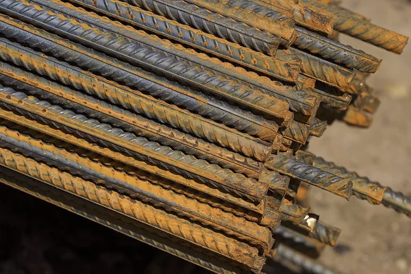 Takviye çubukları paketlerine periyodik bir profille metal ürünler depoda saklanır