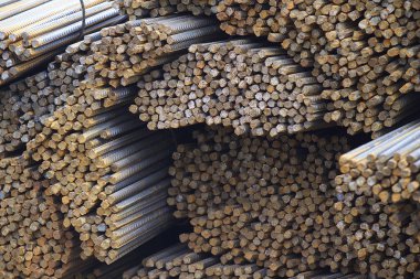 Takviye çubukları paketlerine periyodik bir profille metal ürünler depoda saklanır