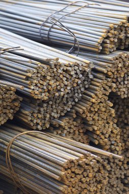 Takviye çubukları paketlerine periyodik bir profille metal ürünler depoda saklanır