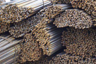 Takviye çubukları paketlerine periyodik bir profille metal ürünler depoda saklanır