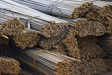 Takviye çubukları paketlerine periyodik bir profille metal ürünler depoda saklanır