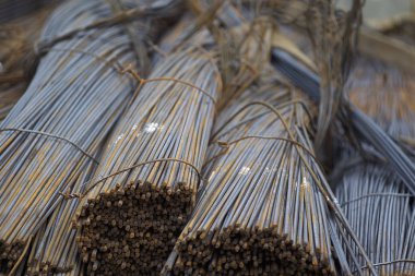 Takviye çubukları paketlerine periyodik bir profille metal ürünler depoda saklanır