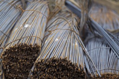 Takviye çubukları paketlerine periyodik bir profille metal ürünler depoda saklanır