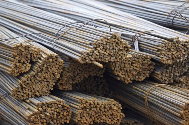 Takviye çubukları paketlerine periyodik bir profille metal ürünler depoda saklanır