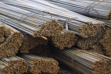 Takviye çubukları paketlerine periyodik bir profille metal ürünler depoda saklanır