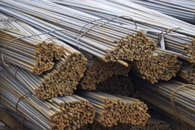 Takviye çubukları paketlerine periyodik bir profille metal ürünler depoda saklanır