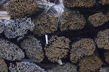 Takviye çubukları paketlerine periyodik bir profille metal ürünler depoda saklanır