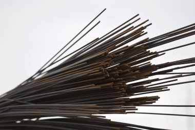 Takviye çubukları paketlerine periyodik bir profille metal ürünler depoda saklanır