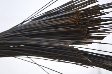 Takviye çubukları paketlerine periyodik bir profille metal ürünler depoda saklanır