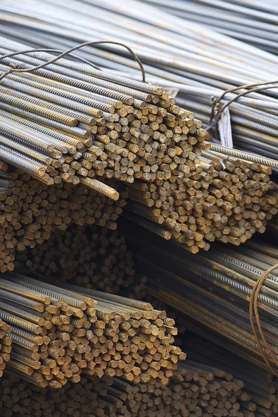 Takviye çubukları paketlerine periyodik bir profille metal ürünler depoda saklanır