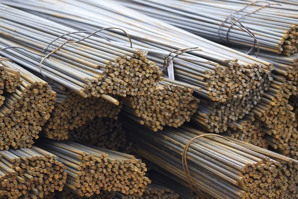 Takviye çubukları paketlerine periyodik bir profille metal ürünler depoda saklanır