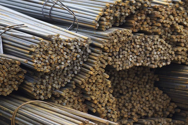 Takviye çubukları paketlerine periyodik bir profille metal ürünler depoda saklanır