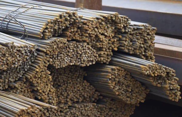 Takviye çubukları paketlerine periyodik bir profille metal ürünler depoda saklanır