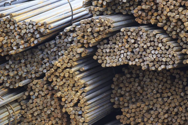 Takviye çubukları paketlerine periyodik bir profille metal ürünler depoda saklanır