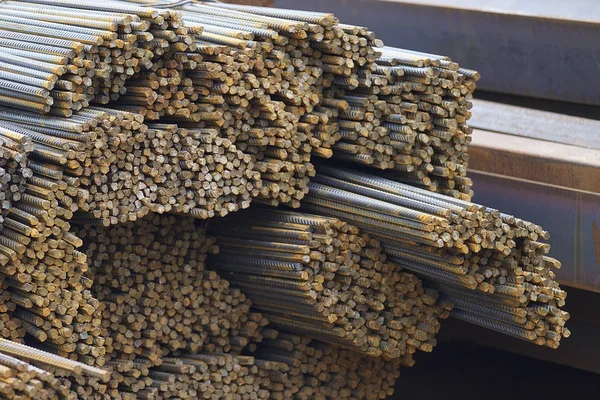 Takviye çubukları paketlerine periyodik bir profille metal ürünler depoda saklanır