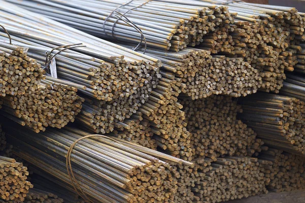 Takviye çubukları paketlerine periyodik bir profille metal ürünler depoda saklanır