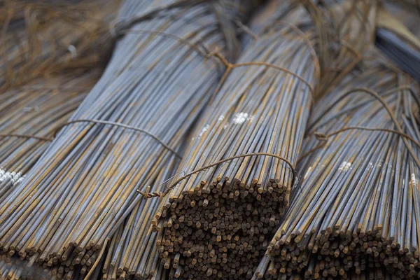 Takviye çubukları paketlerine periyodik bir profille metal ürünler depoda saklanır