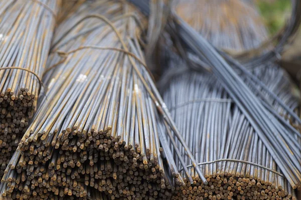 Takviye çubukları paketlerine periyodik bir profille metal ürünler depoda saklanır