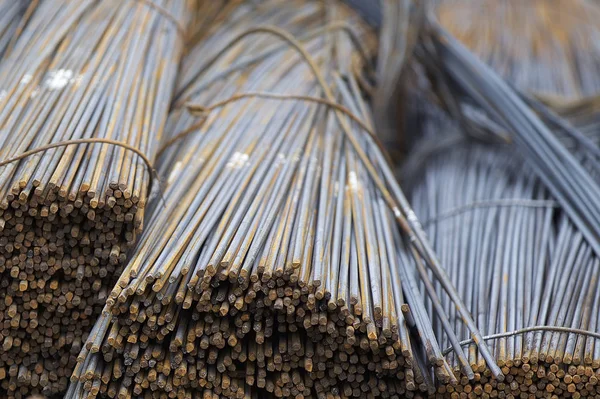 Takviye çubukları paketlerine periyodik bir profille metal ürünler depoda saklanır