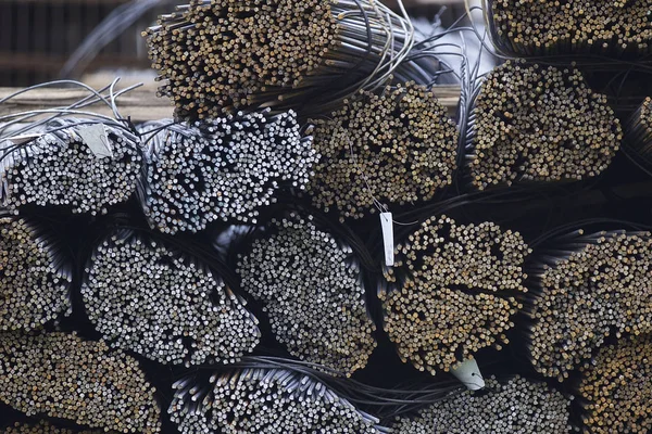 Takviye çubukları paketlerine periyodik bir profille metal ürünler depoda saklanır